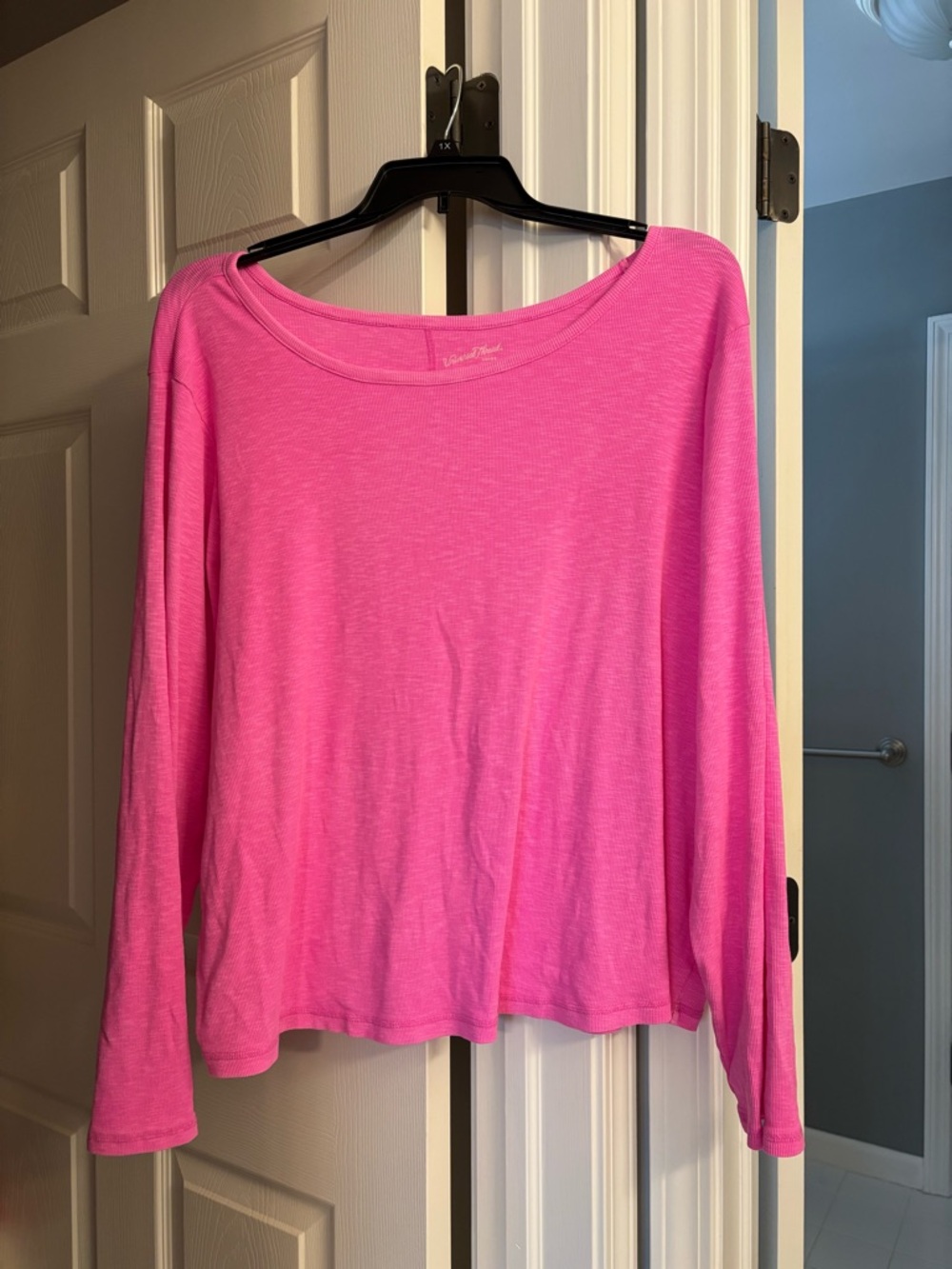 Universal Thread Bright Pink Long-Sleeve Scoop Neck Top